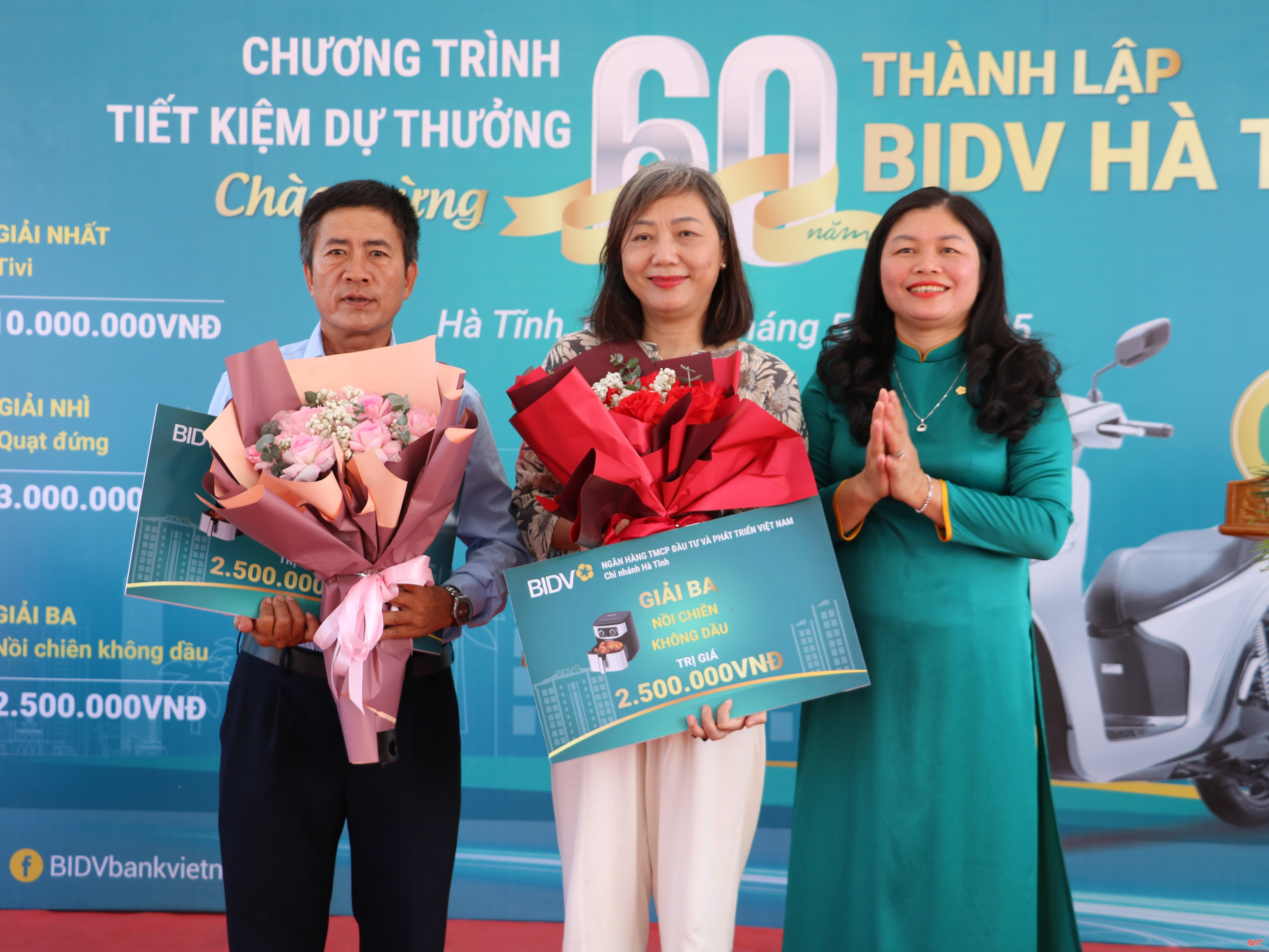 អ្នករៀបចំកម្មវិធីបានប្រគល់រង្វាន់ទីបីដល់អតិថិជនដែលមានសំណាង។ bqbht_br_96904767-e877-4e96-8a03-be0c143b1f93.jpg