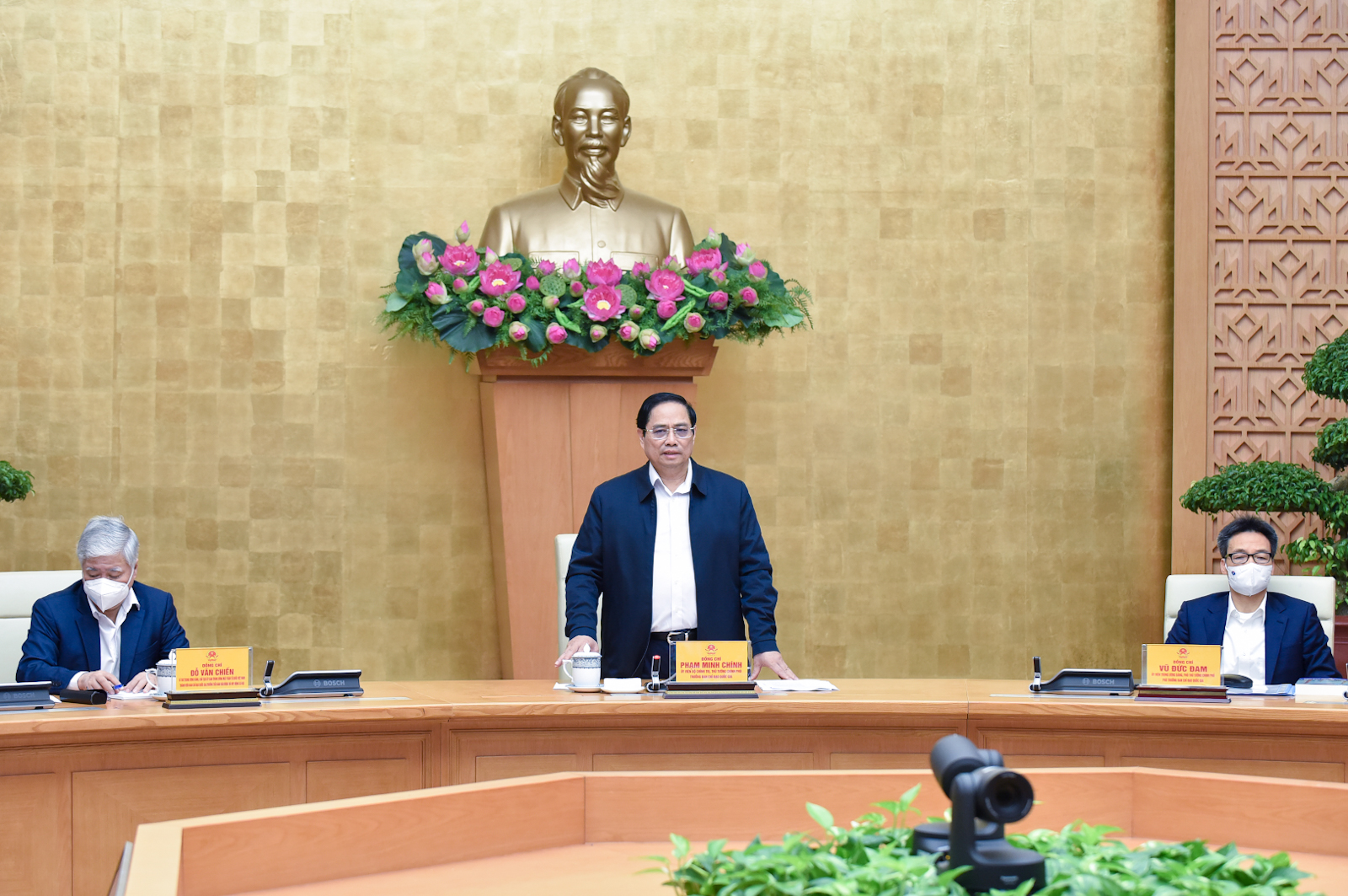 Thủ tướng Phạm Minh Chính chủ trì cuộc họp trực tuyến toàn quốc với 63 tỉnh, thành Thủ tướng: Đủ vắc xin tiêm mũi 2 chậm nhất vào 31/12 và triển khai tiêm mũi 3