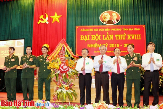 Lãnh đạo Ban Tổ chức trung ương, UBKT trung ương, Tỉnh ủy Hà Tĩnh tặng hoa chúc mừng đại hội Lãnh đạo Ban Tổ chức trung ương, UBKT trung ương, Tỉnh ủy Hà Tĩnh tặng hoa chúc mừng đại hội