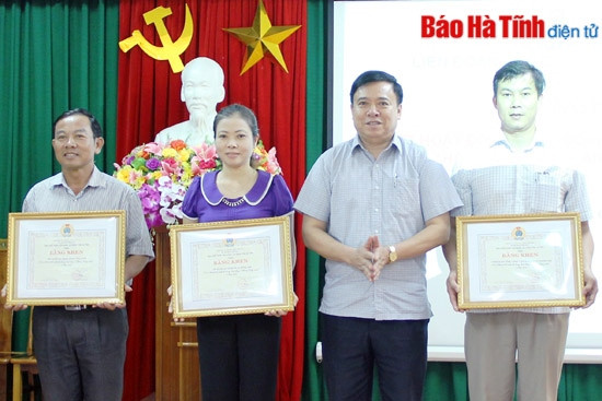 LĐLĐ tỉnh tặng bằng khen cho các tập thể tổ chức tốt các hoạt động trong Tháng Công nhân năm 20115...