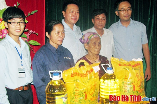 Formosa Hà Tĩnh trao quà cho người nghèo, người già neo đơn ảnh 1