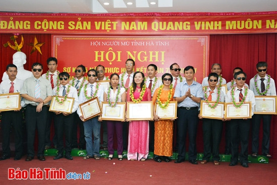 Hội Người mù Hà Tĩnh vinh danh 17 tập thể, cá nhân điển hình tiên tiến ảnh 1