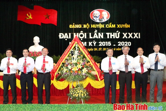 Lãnh đạo các ban, ngành Trung ương và lãnh đạo tỉnh tặng hoa chúc mừng đại hội trước khi bước vào phần chính thức. Lãnh đạo các ban, ngành Trung ương và lãnh đạo tỉnh tặng hoa chúc mừng đại hội trước khi bước vào phần chính thức.