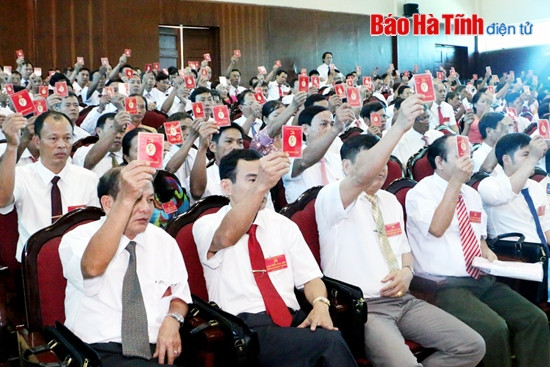 Đại biểu biểu quyết thông qua danh sách ứng cử, đề cử và bỏ phiếu bầu BCH Đảng bộ huyện Cẩm Xuyên khóa mới Đại biểu biểu quyết thông qua danh sách ứng cử, đề cử và bỏ phiếu bầu BCH Đảng bộ huyện Cẩm Xuyên khóa mới