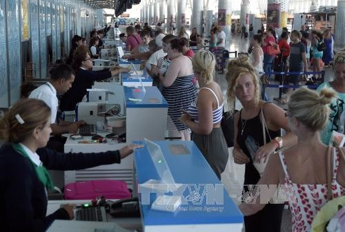 Khách du lịch làm thủ tục tại sân bay quốc tế Enfidha để rời khỏi Tunisia ngày 27/6. Ảnh: AFP/TTXVN
