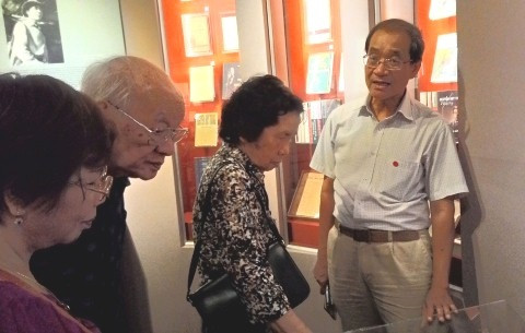 Ông Nguyễn Huy Thắng (phải), giới thiệu gian trưng bày của người cha là nhà văn Nguyễn Huy Tưởng cho vợ chồng nhà văn Vũ Tú Nam