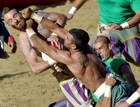 Tuy không cần quá nhiều tới các kỹ năng chơi bóng lắt léo, nhưng các cầu thủ tham gia Calcio Storico đều được đào tạo trong suốt cả năm để đủ thể lực tham gia 50 phút quyết liệt này.
