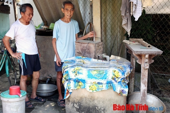 Không chỉ gây hại cây trồng, thiêu cháy rừng xanh, hạn hán gay gắt kéo dài liên tục gần hai tháng còn khiến 14.580 hộ dân ở Hà Tĩnh thiếu nước sinh hoạt nghiêm trọng