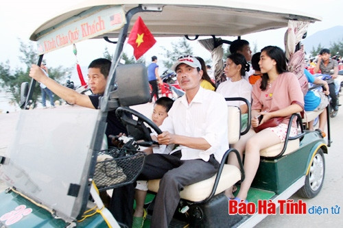 Du khách tham quan, nghỉ dưỡng tại Khu du lịch biển Thiên Cầm.