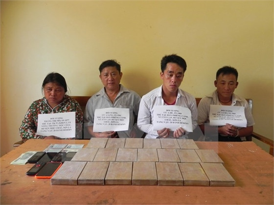 Các đối tượng và tang vật vụ án. Ảnh: TTXVN