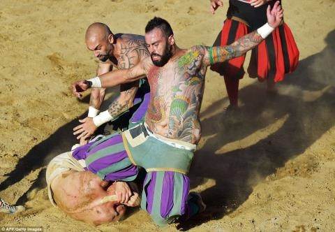 Nhiều khi trọng tài tới nơi thì đã có cầu thủ đã bị hạ nốc ao.