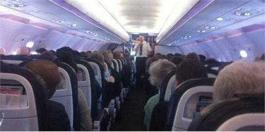 Hình ảnh đăng trên mạng Twitter cho thấy các hành khách bị kẹt trên máy bay sau sự cố radar - Ảnh: NZ Herald/Twitter