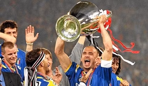 Gianluca Vialli góp mặt trong đội hình Juventus thi đấu giao hữu với Việt Nam trên sang Hàng Đẫy Gianluca Vialli góp mặt trong đội hình Juventus thi đấu giao hữu với Việt Nam trên sang Hàng Đẫy