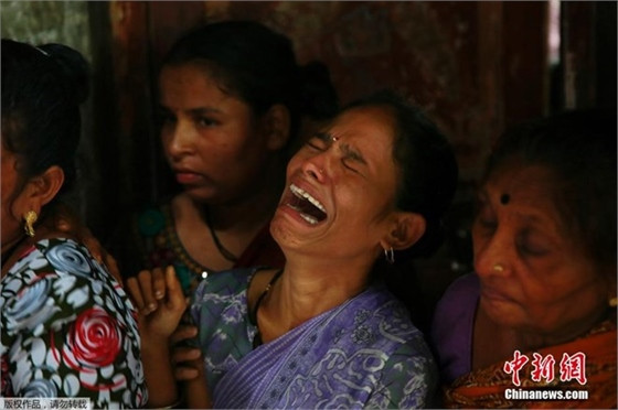 Người thân nạn nhân. (Nguồn: chinanews.com)