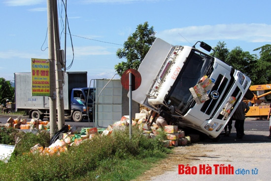 Xe chở nước ngọt “chỏng vó” khi vào cua ảnh 1