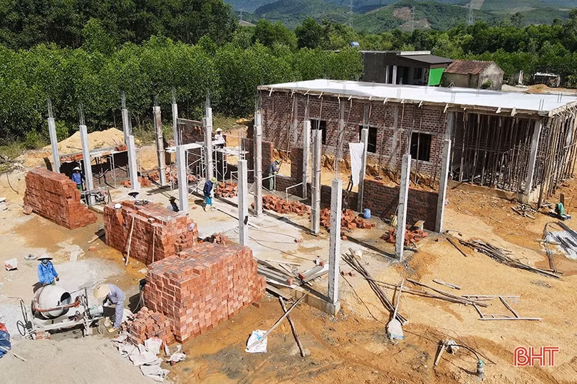 Nhộn nhịp xây nhà cửa tại các khu tái định cư cao tốc Bắc - Nam ở Hà Tĩnh