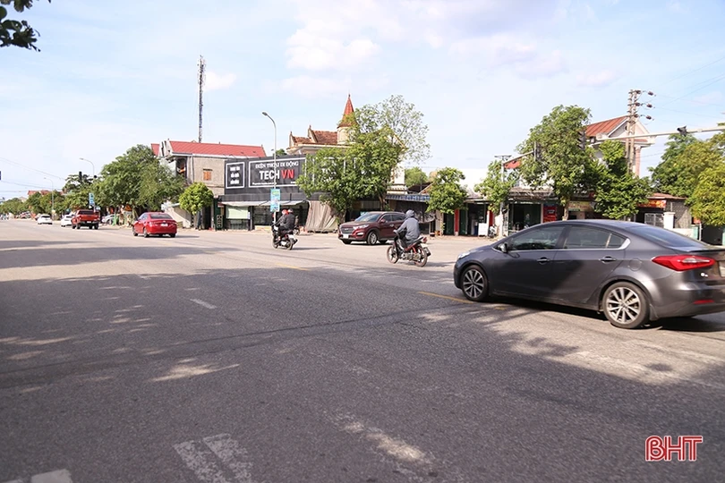 Giao thông bất ổn khi đèn tín hiệu “có như không” ở Lộc Hà