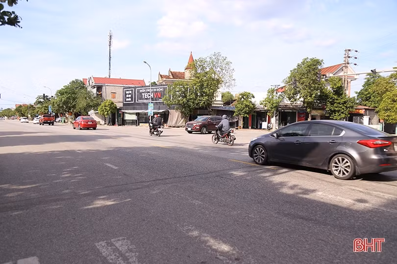 Giao thông bất ổn khi đèn tín hiệu “có như không” ở Lộc Hà