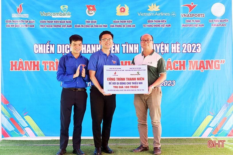 Hơn 400 triệu đồng từ chương trình “Hành trình về quê hương cách mạng” đến với Hà Tĩnh