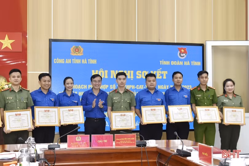 Khen thưởng 35 tập thể, cá nhân trong vận động kích hoạt tài khoản định danh điện tử