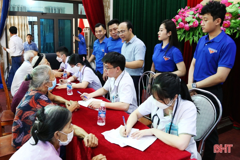 Khám, chữa bệnh và tặng quà cho người có công ở Cẩm Xuyên