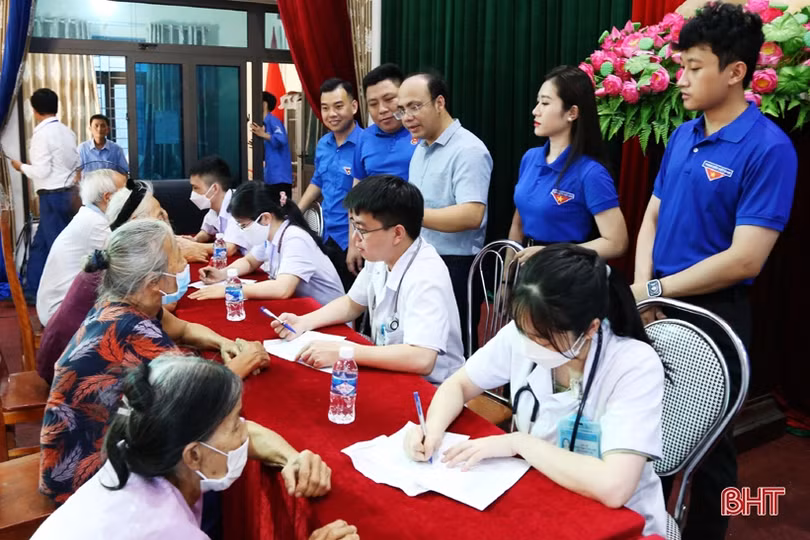 Khám, chữa bệnh và tặng quà cho người có công ở Cẩm Xuyên