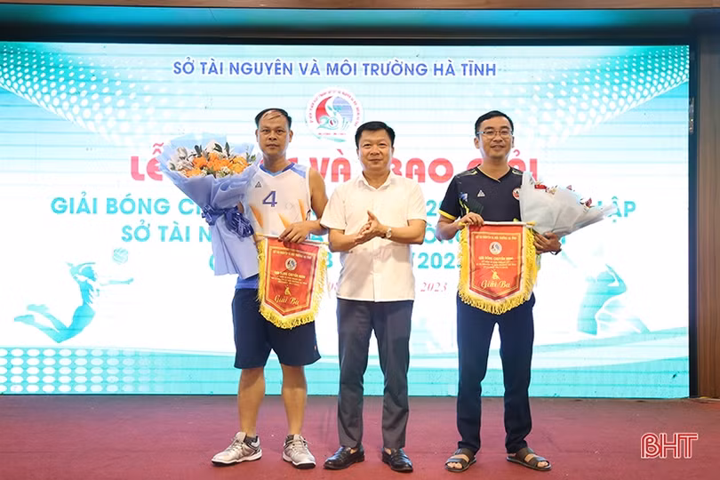 Sở TN&MT vô địch giải bóng chuyền nam mừng 20 năm thành lập 