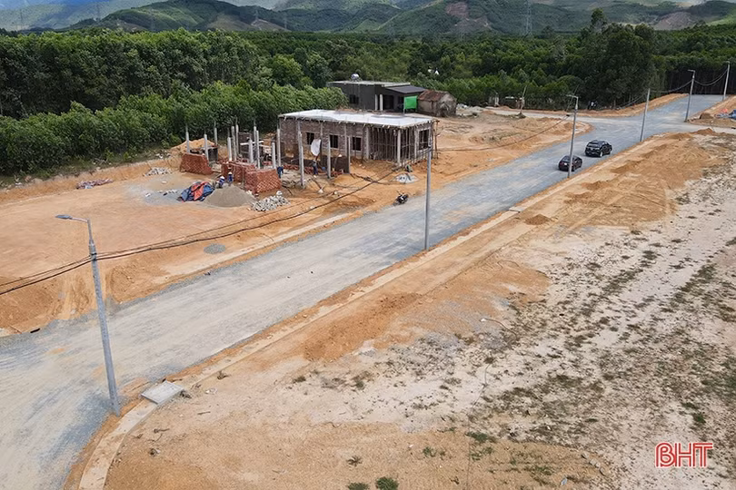 Nhộn nhịp xây nhà cửa tại các khu tái định cư cao tốc Bắc - Nam ở Hà Tĩnh