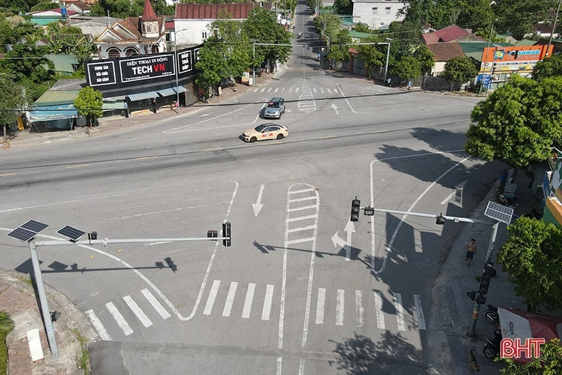 Giao thông bất ổn khi đèn tín hiệu “có như không” ở Lộc Hà