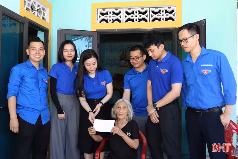 Khám, chữa bệnh và tặng quà cho người có công ở Cẩm Xuyên