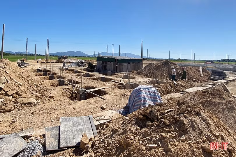 Nhộn nhịp xây nhà cửa tại các khu tái định cư cao tốc Bắc - Nam ở Hà Tĩnh