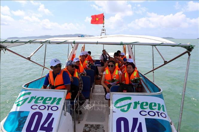 Chuyến bay thương mại đầu tiên bằng thủy phi cơ đến Cô Tô