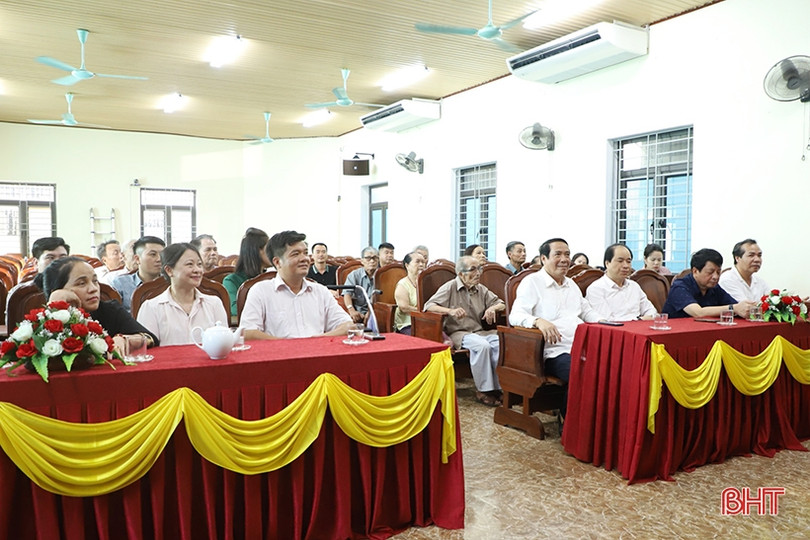 Hội Người cao tuổi Việt Nam tặng quà người cao tuổi có công ở TP Hà Tĩnh