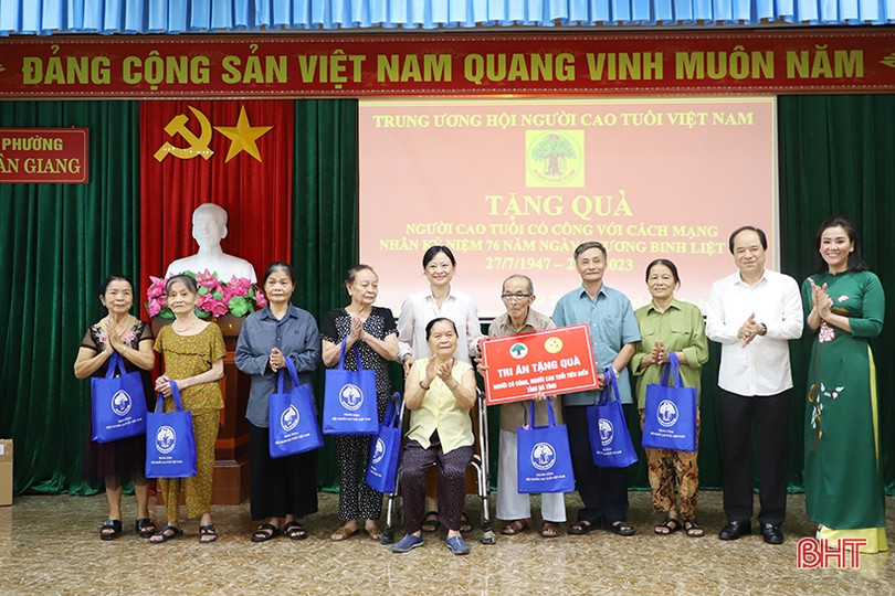 Hội Người cao tuổi Việt Nam tặng quà người cao tuổi có công ở TP Hà Tĩnh