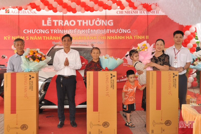 Agribank Hà Tĩnh II trao ô tô cho khách hàng trúng thưởng