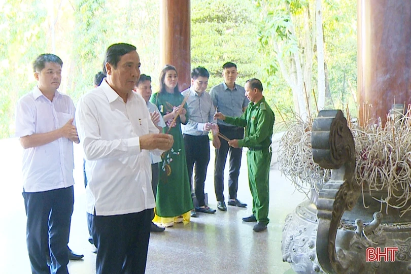 Hội Người cao tuổi Việt Nam tặng quà người cao tuổi có công ở TP Hà Tĩnh