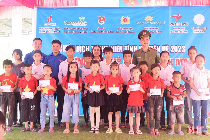 Hơn 400 triệu đồng từ chương trình “Hành trình về quê hương cách mạng” đến với Hà Tĩnh