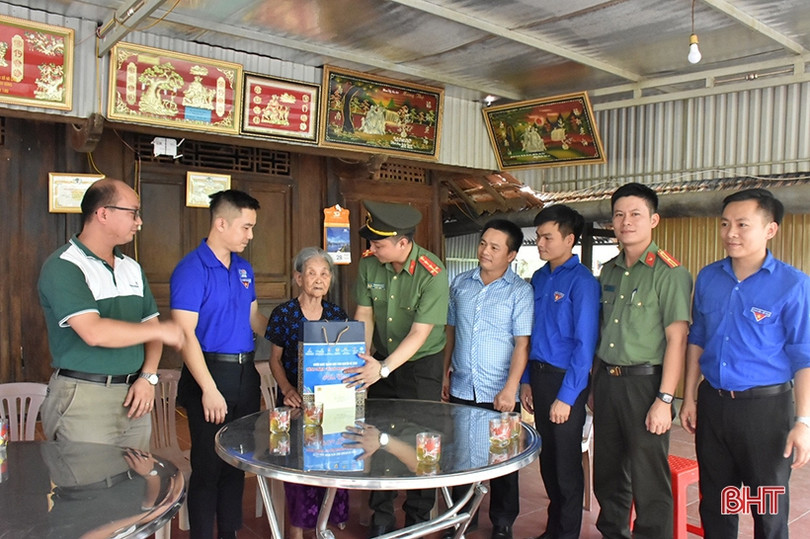Hơn 400 triệu đồng từ chương trình “Hành trình về quê hương cách mạng” đến với Hà Tĩnh
