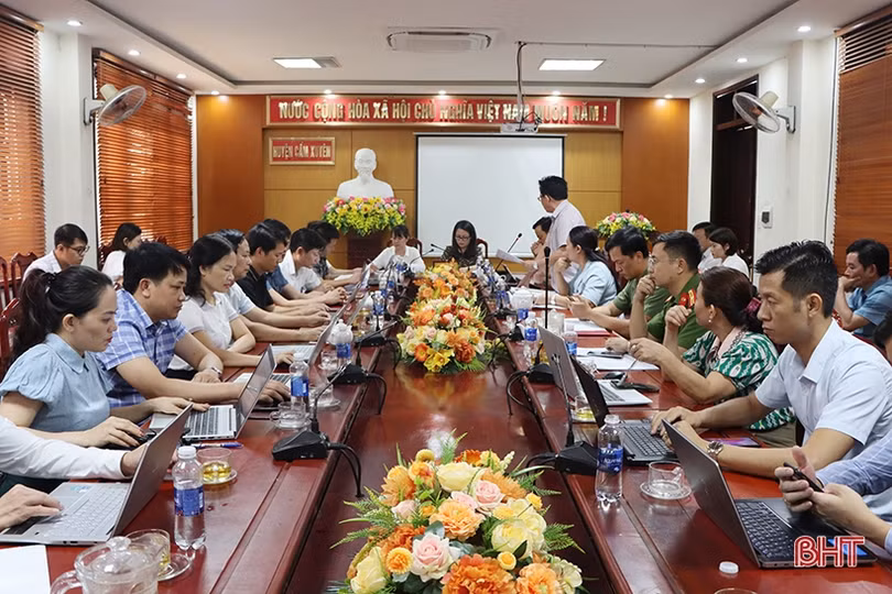 Tổ đại biểu HĐND tỉnh bầu tại Cẩm Xuyên thảo luận các nội dung trình Kỳ họp thứ 14