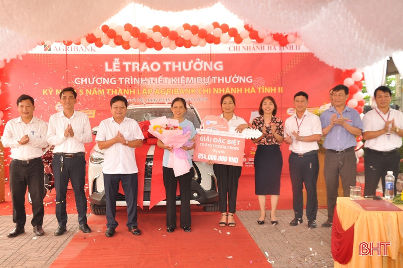 Agribank Hà Tĩnh II trao ô tô cho khách hàng trúng thưởng