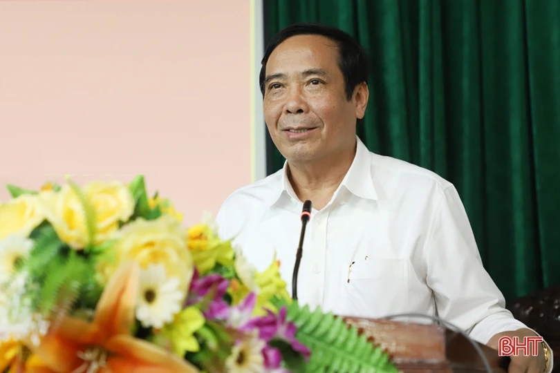 Hội Người cao tuổi Việt Nam tặng quà người cao tuổi có công ở TP Hà Tĩnh