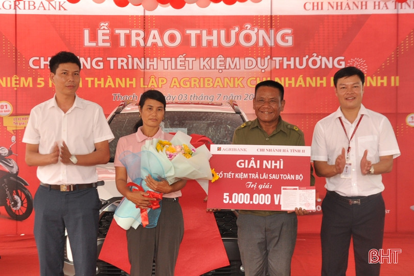 Agribank Hà Tĩnh II trao ô tô cho khách hàng trúng thưởng