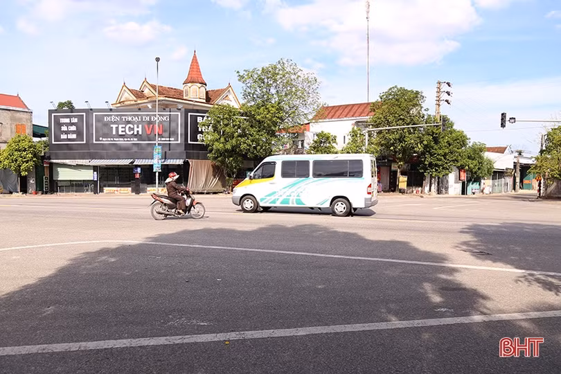 Giao thông bất ổn khi đèn tín hiệu “có như không” ở Lộc Hà