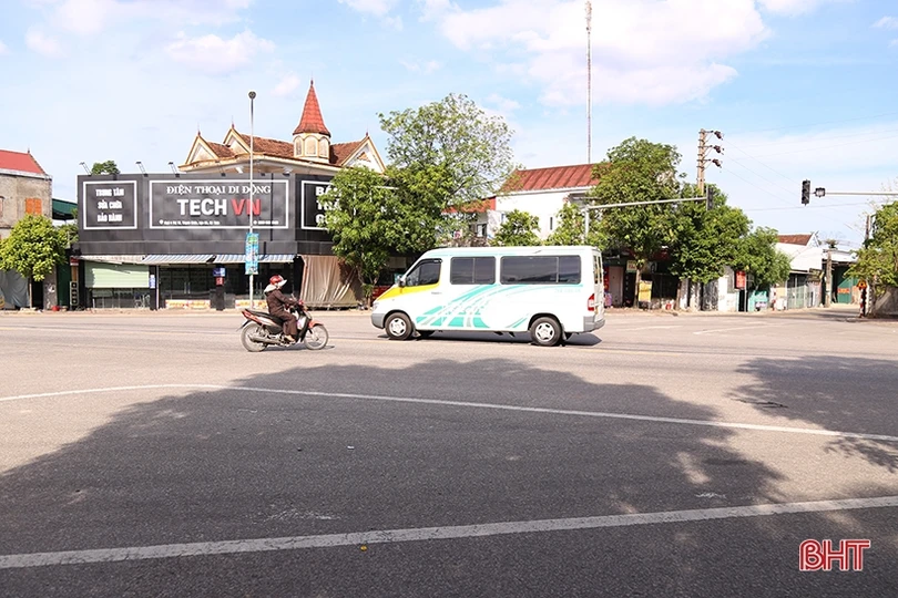 Giao thông bất ổn khi đèn tín hiệu “có như không” ở Lộc Hà