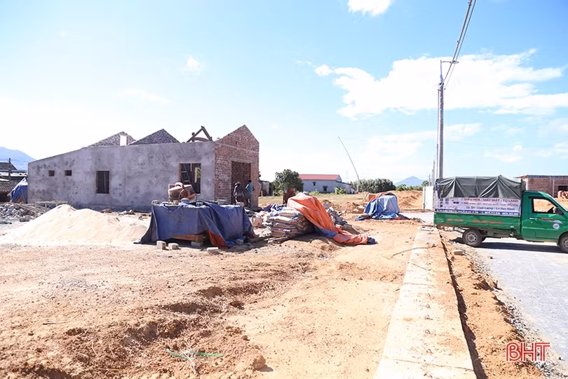 Nhộn nhịp xây nhà cửa tại các khu tái định cư cao tốc Bắc - Nam ở Hà Tĩnh