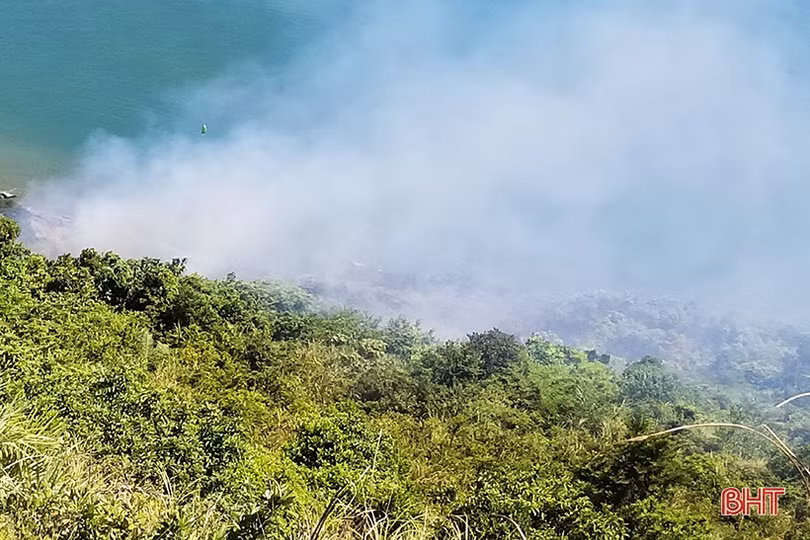 Kịp thời khống chế đám cháy trên dãy núi Hoành Sơn