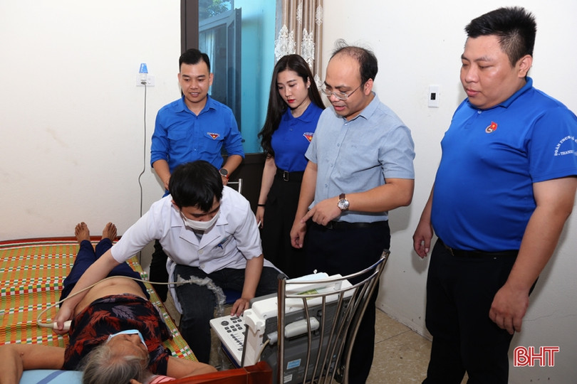 Khám, chữa bệnh và tặng quà cho người có công ở Cẩm Xuyên