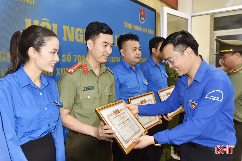 Khen thưởng 35 tập thể, cá nhân trong vận động kích hoạt tài khoản định danh điện tử