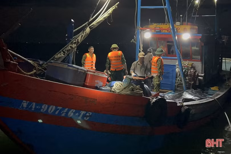 Tạm giữ cặp tàu cá đánh bắt trái phép tại vùng biển Nghi Xuân