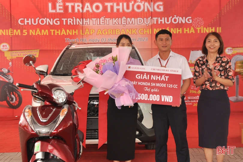 Agribank Hà Tĩnh II trao ô tô cho khách hàng trúng thưởng